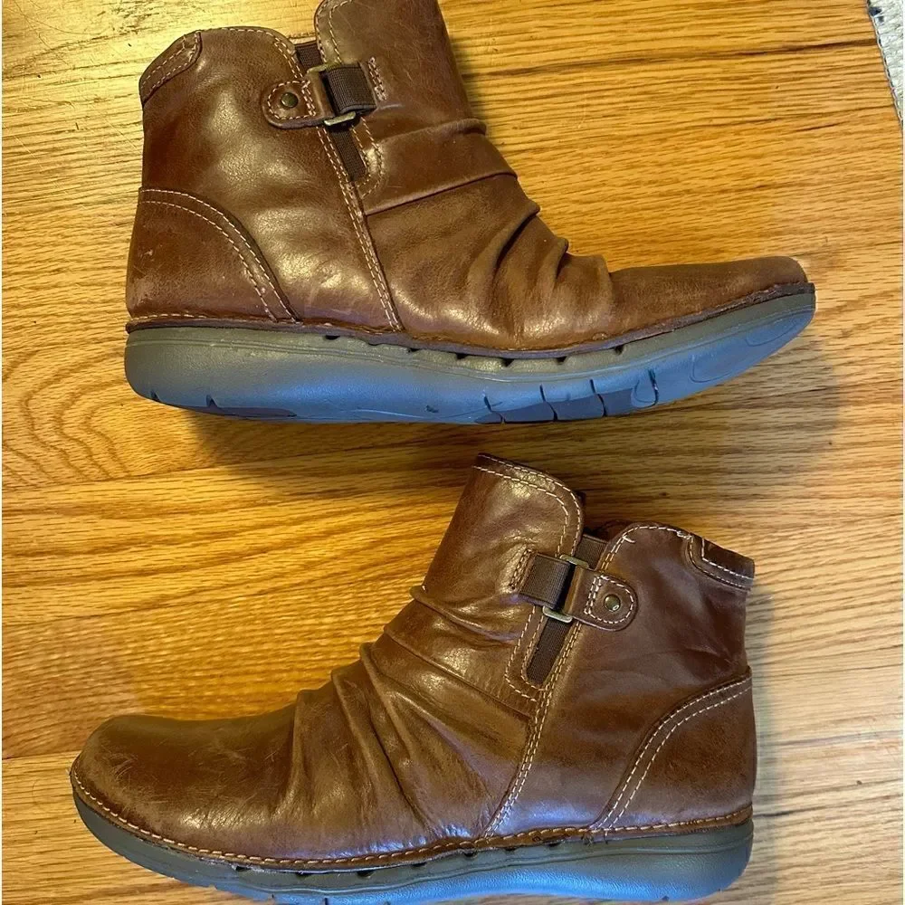 ✨ Clark’s brown leather slip on bootie, side zipper sz 8.
